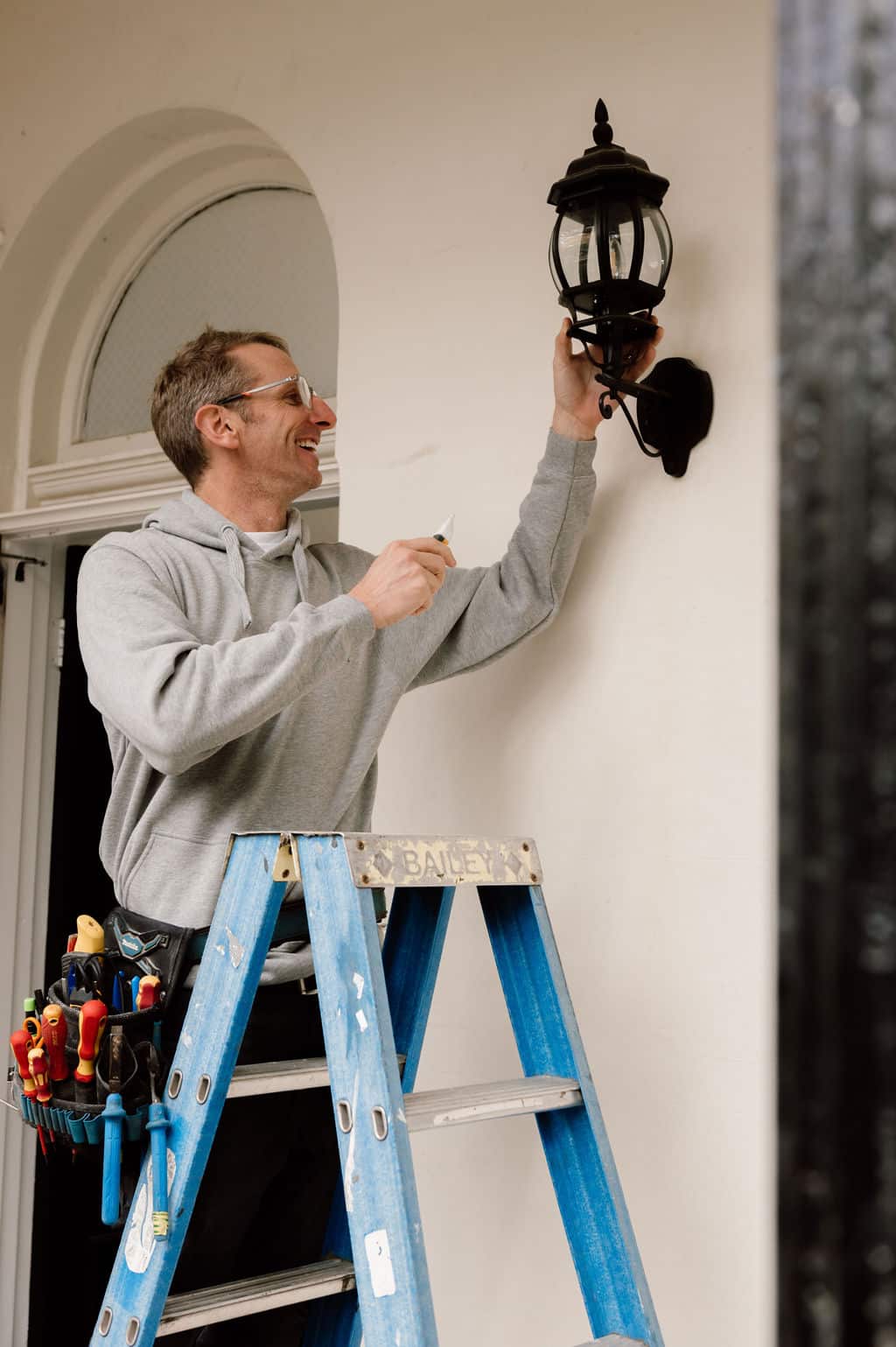 stl electrician replacing home lighting led bulbs outdoor lights